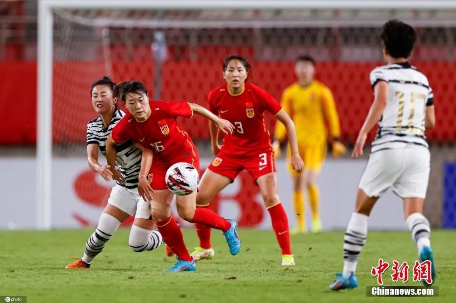 中国女足在与韩国女足的东亚杯比赛中。图片来源：IC photo