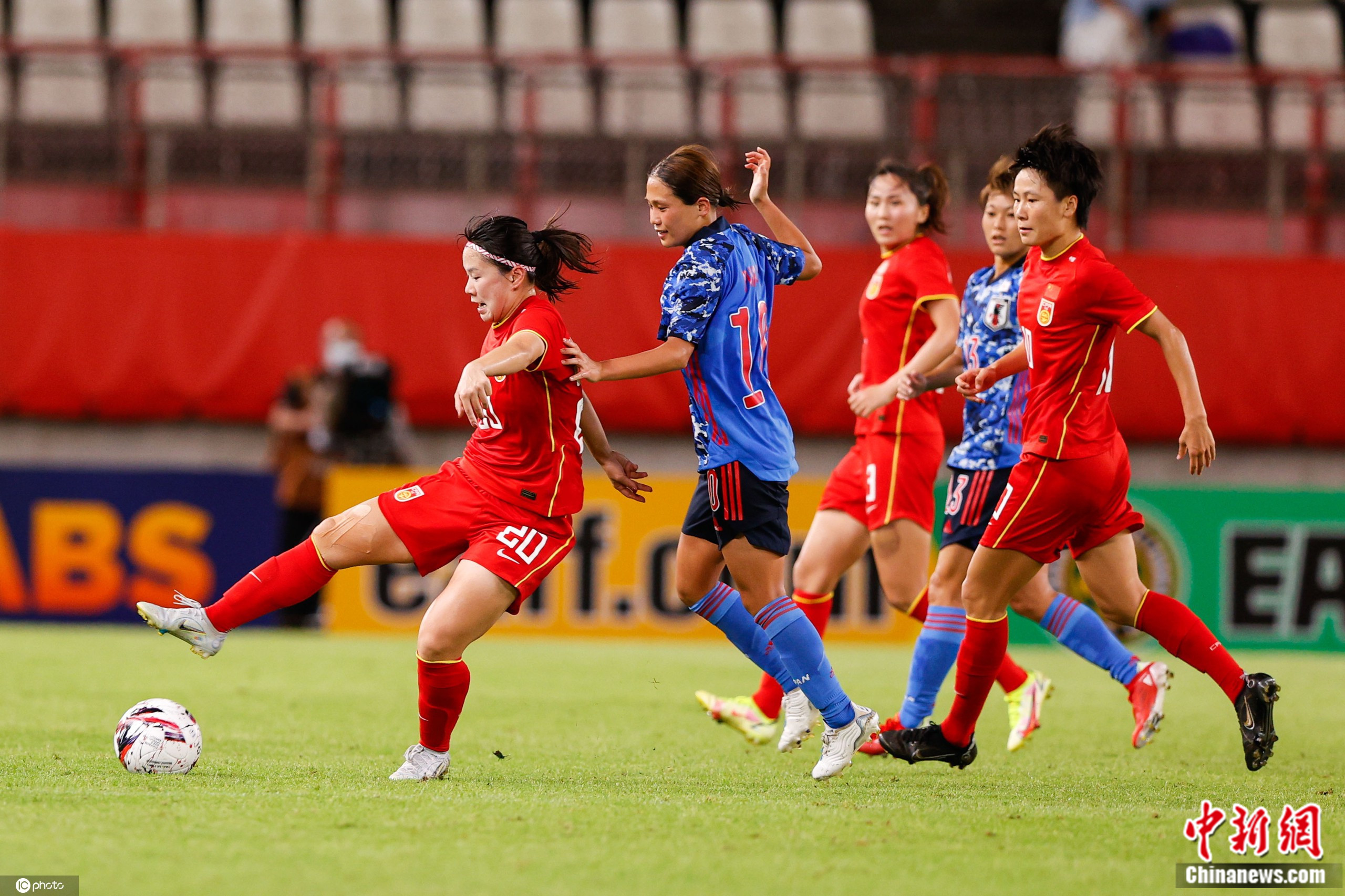 中国女足在与日本女足的东亚杯比赛中。图片来源：IC photo